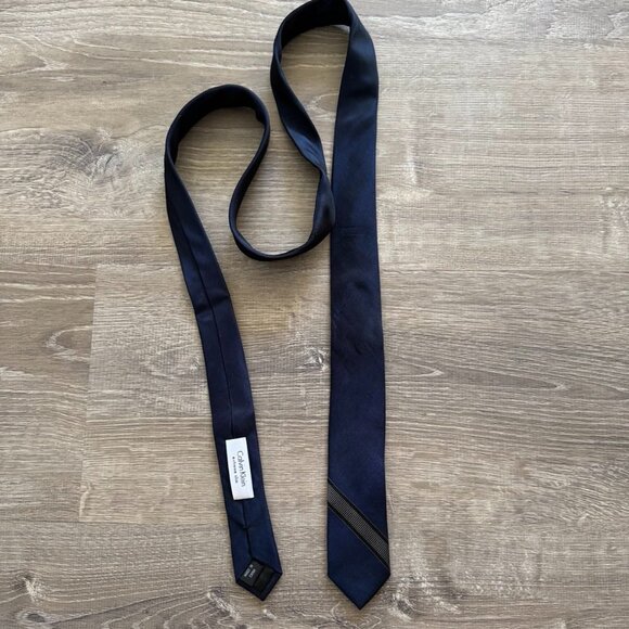 Calvin Klein Men’s Navy Extreme Slim Silk Tie with Subtle Stripe Accent - Picture 1 of 6